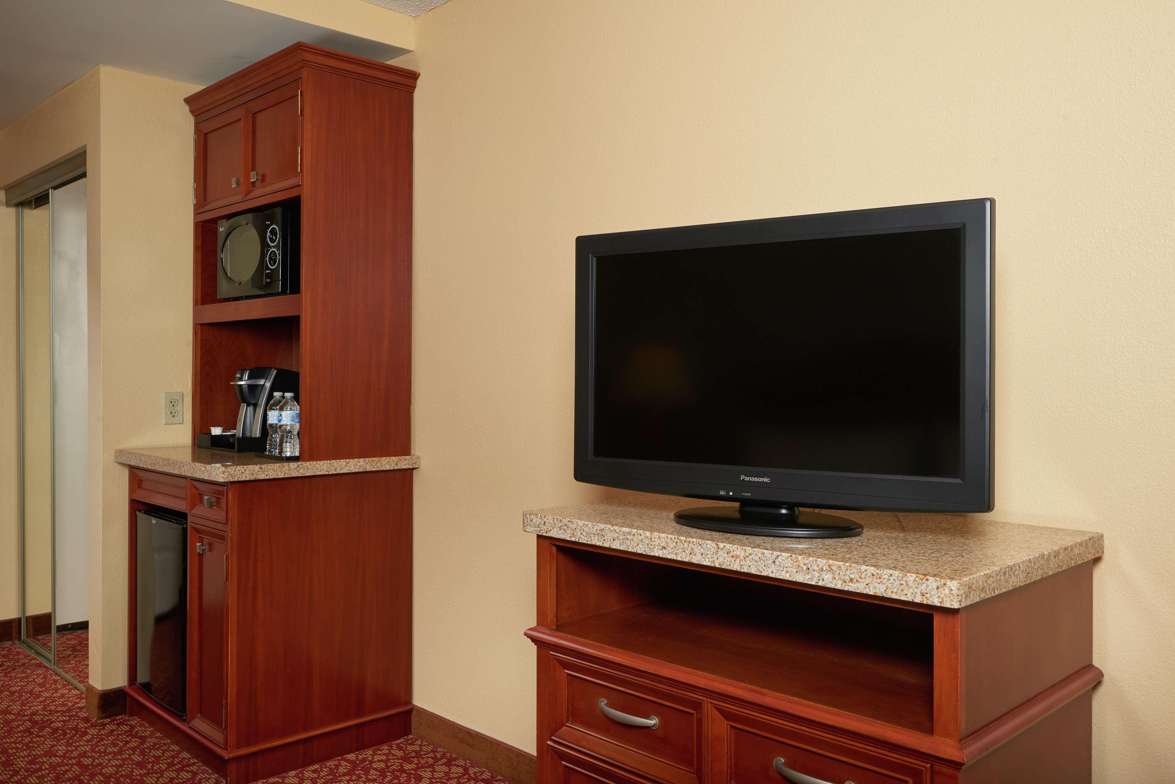 Hilton Garden Inn Newport News Bagian luar foto