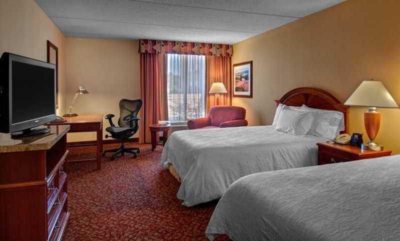 Hilton Garden Inn Newport News Bagian luar foto