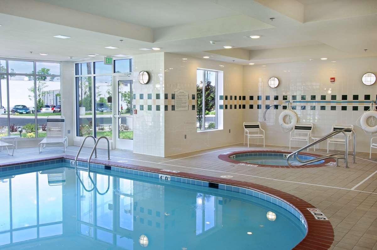 Hilton Garden Inn Newport News Bagian luar foto