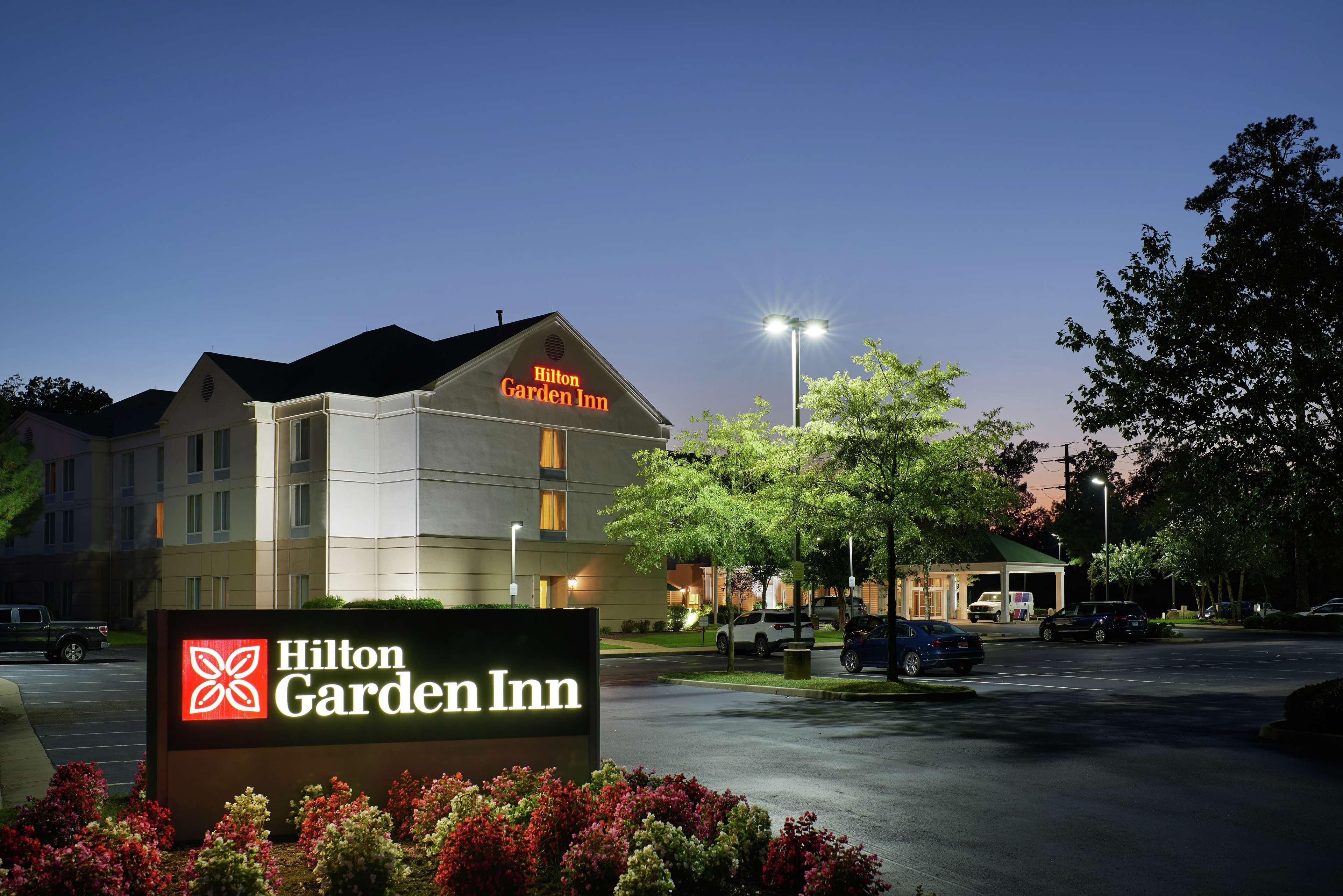 Hilton Garden Inn Newport News Bagian luar foto