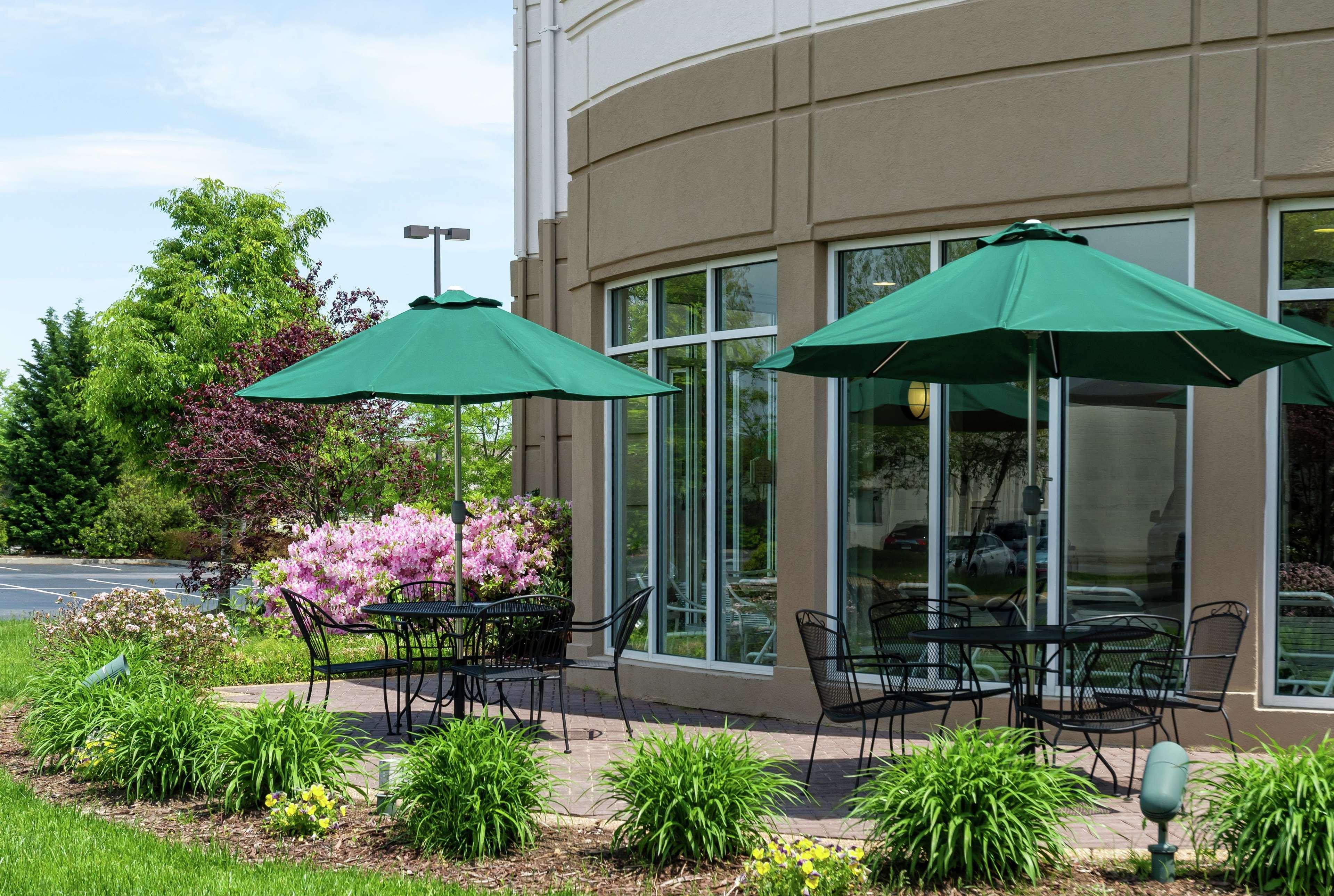 Hilton Garden Inn Newport News Bagian luar foto