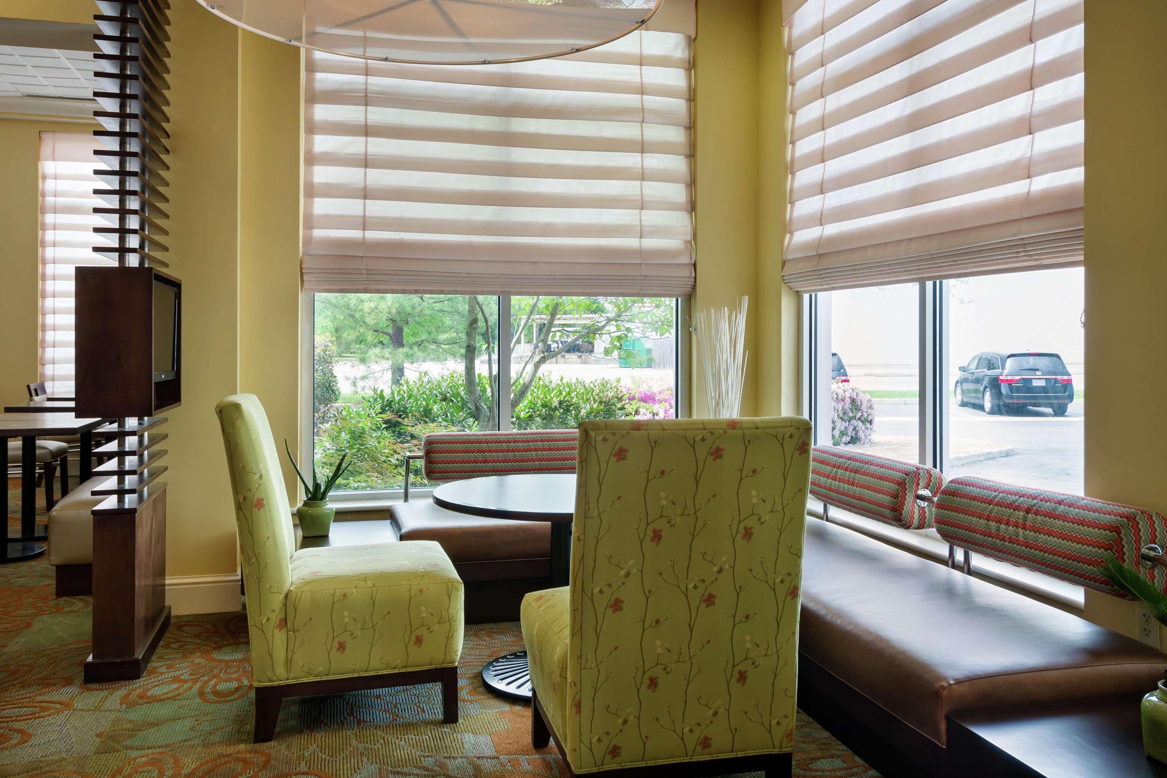 Hilton Garden Inn Newport News Bagian luar foto