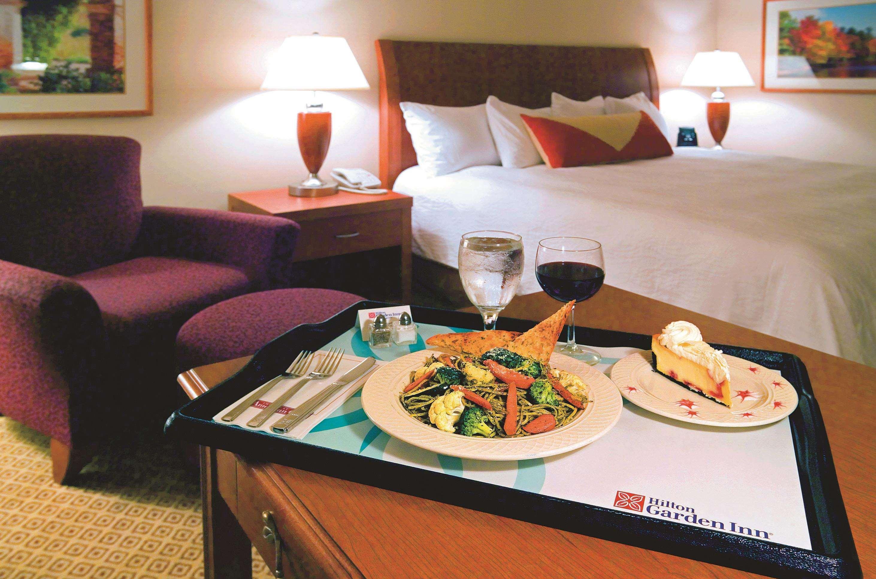 Hilton Garden Inn Newport News Bagian luar foto