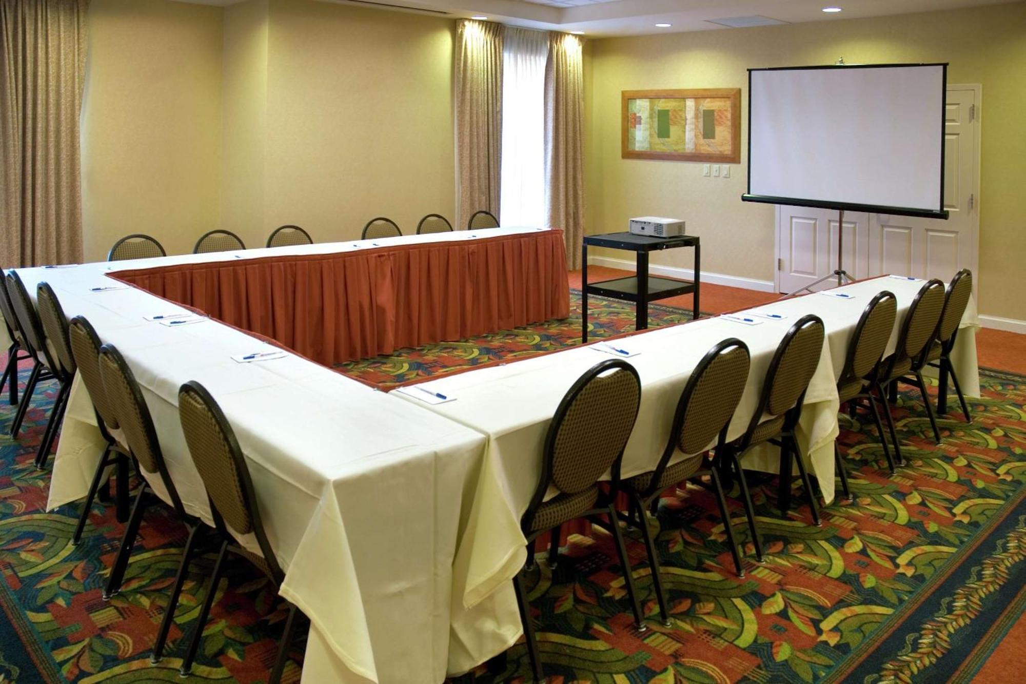 Hilton Garden Inn Newport News Bagian luar foto