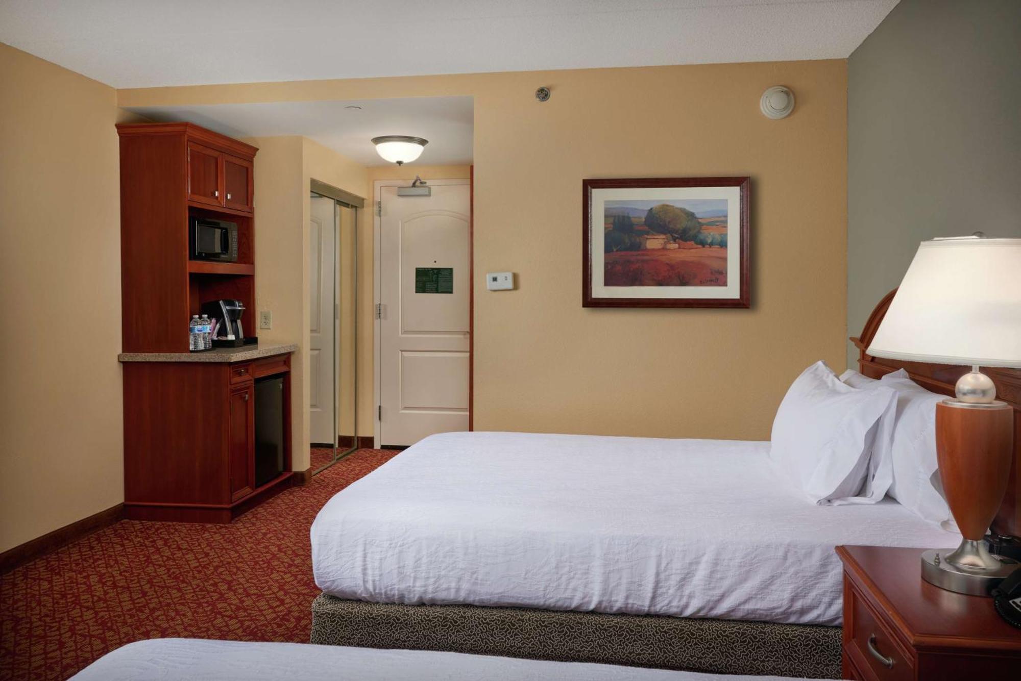 Hilton Garden Inn Newport News Bagian luar foto