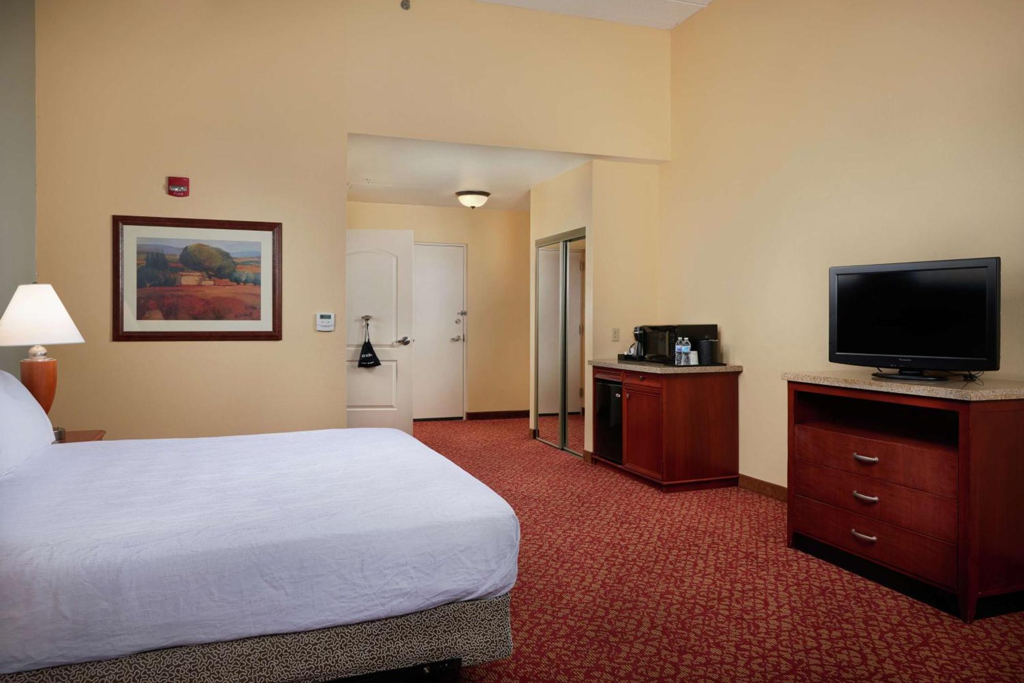 Hilton Garden Inn Newport News Bagian luar foto