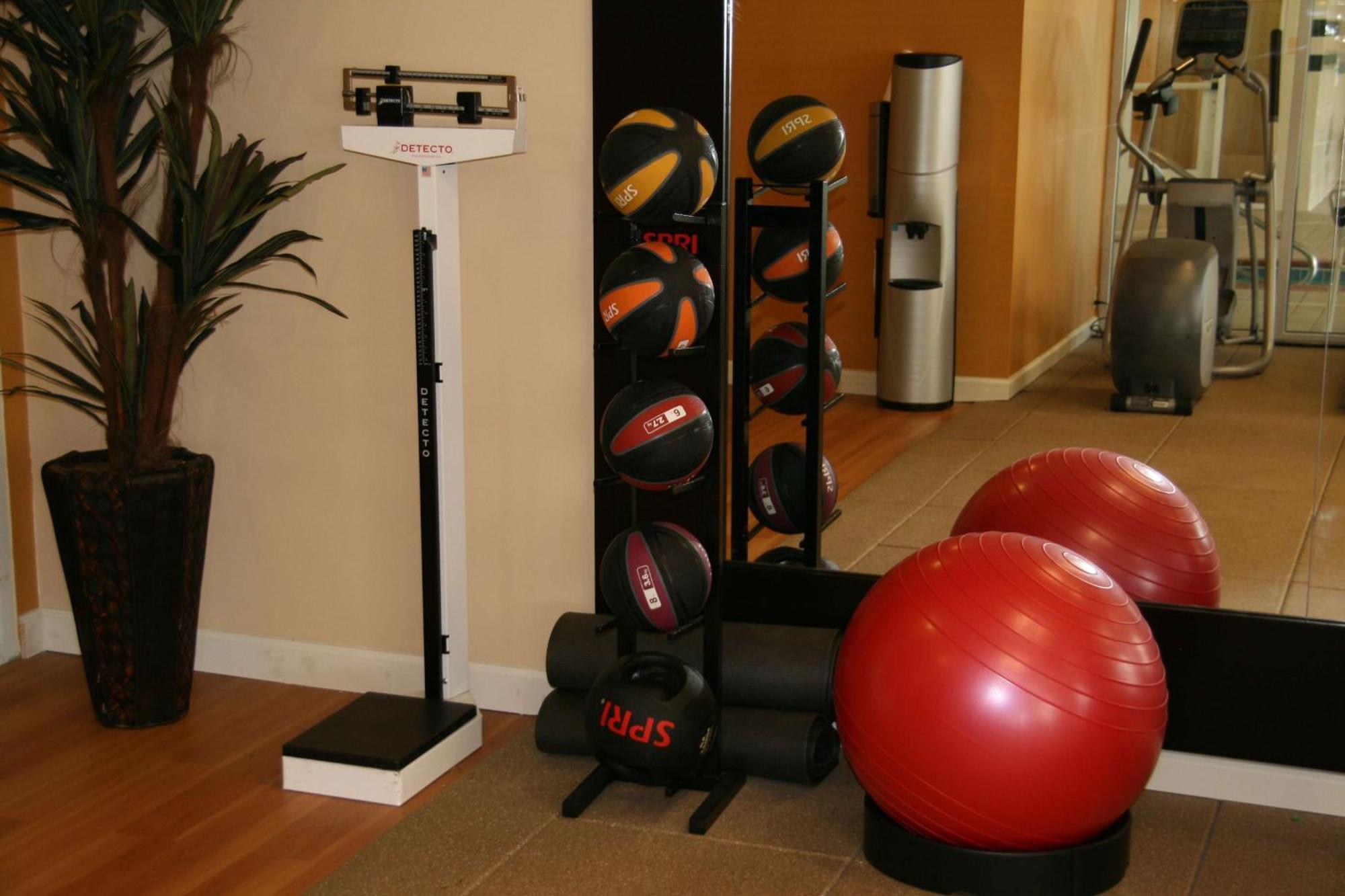 Hilton Garden Inn Newport News Bagian luar foto