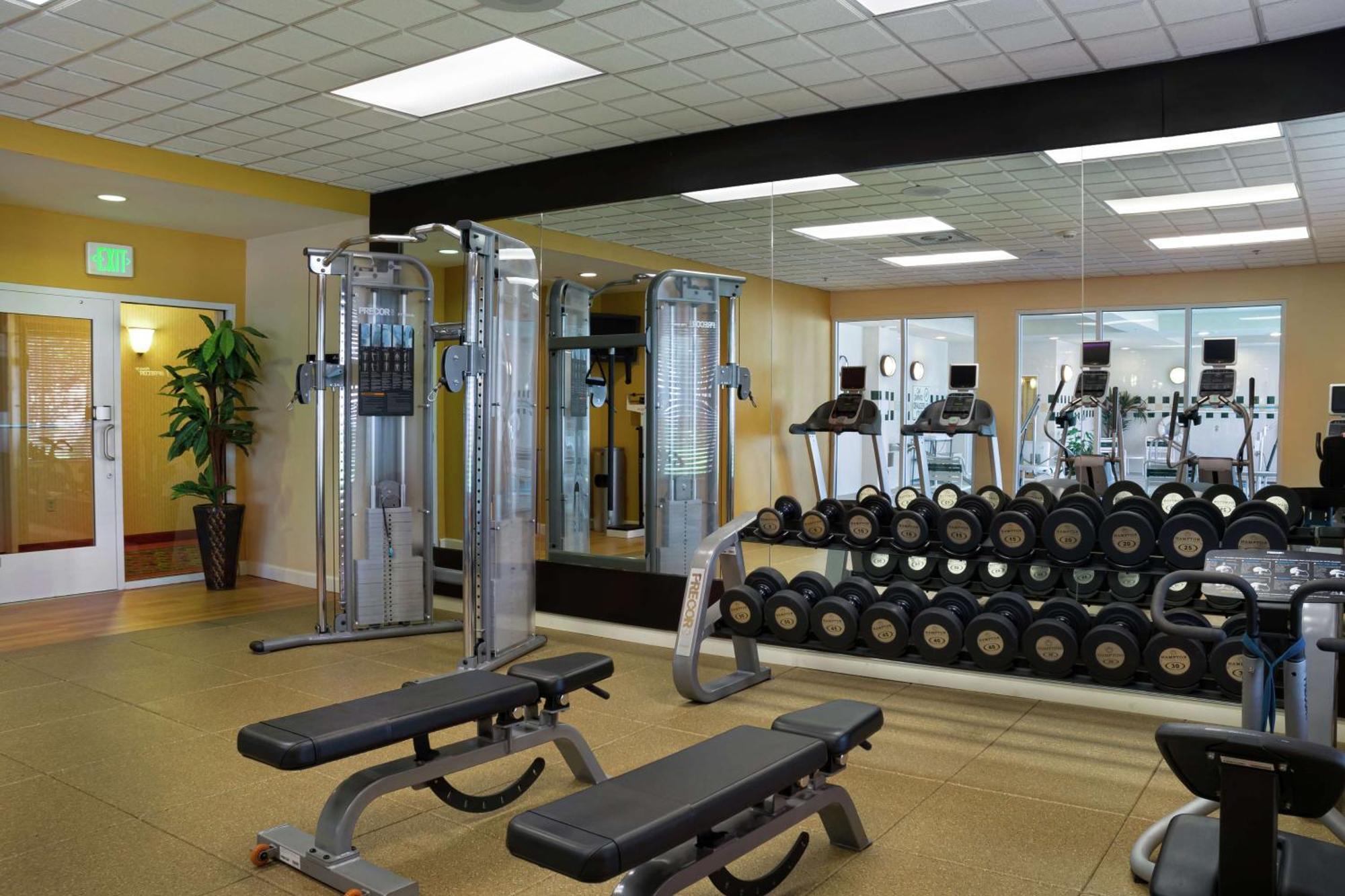 Hilton Garden Inn Newport News Bagian luar foto