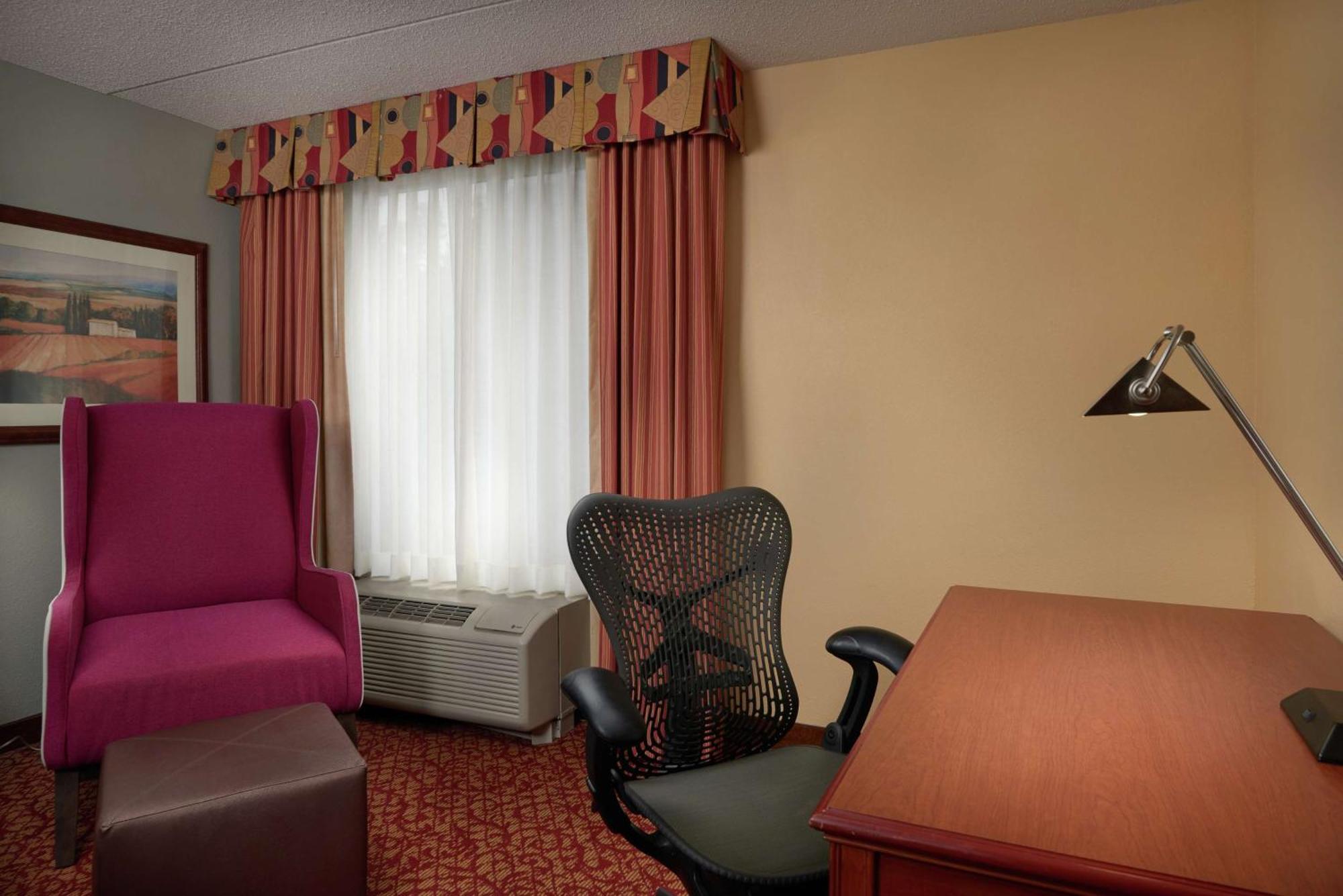 Hilton Garden Inn Newport News Bagian luar foto