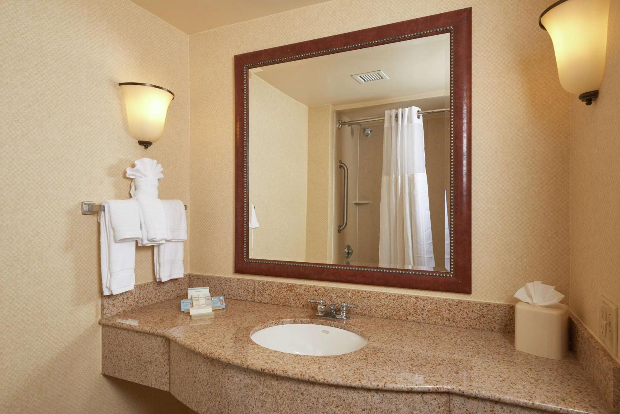 Hilton Garden Inn Newport News Bagian luar foto