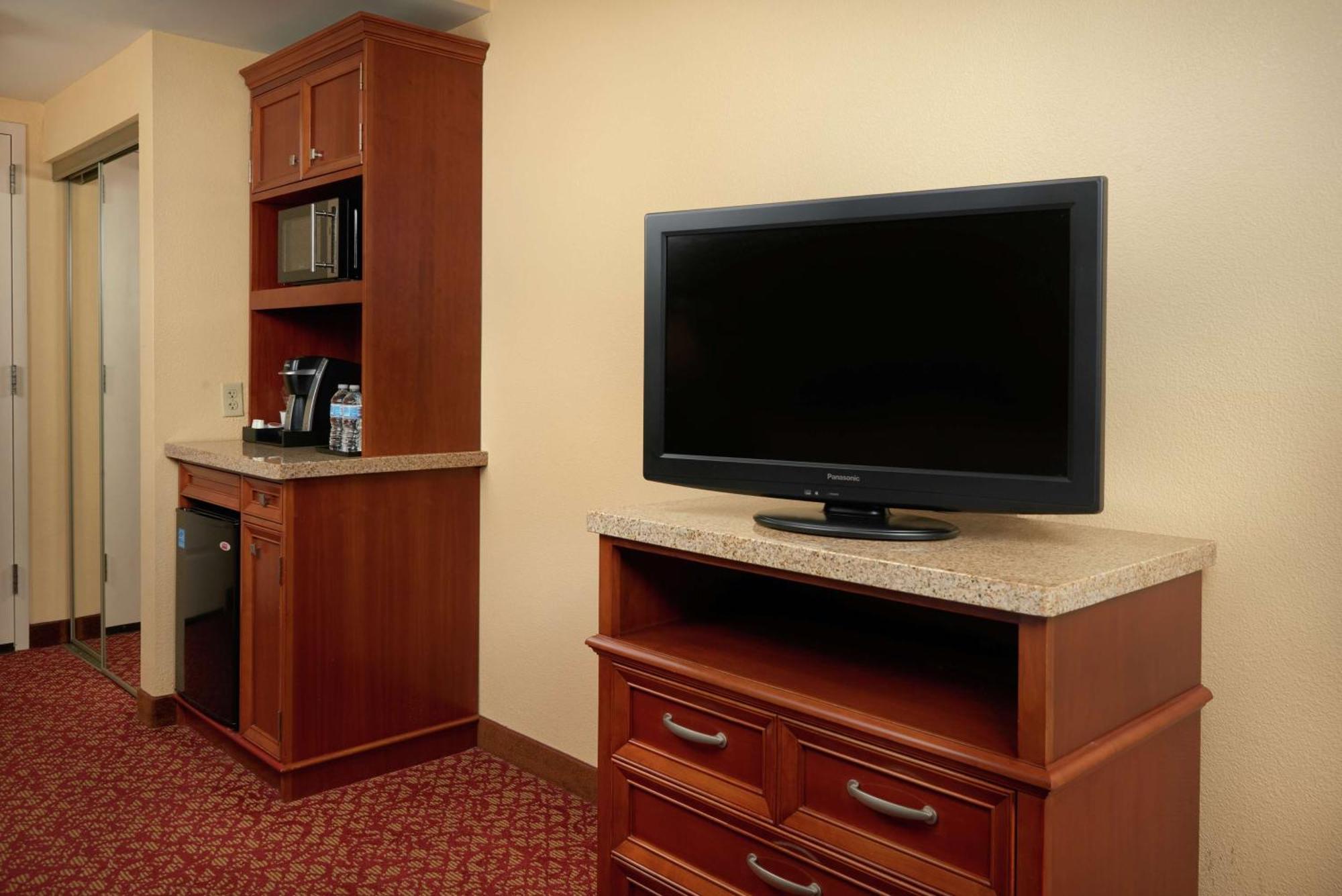 Hilton Garden Inn Newport News Bagian luar foto