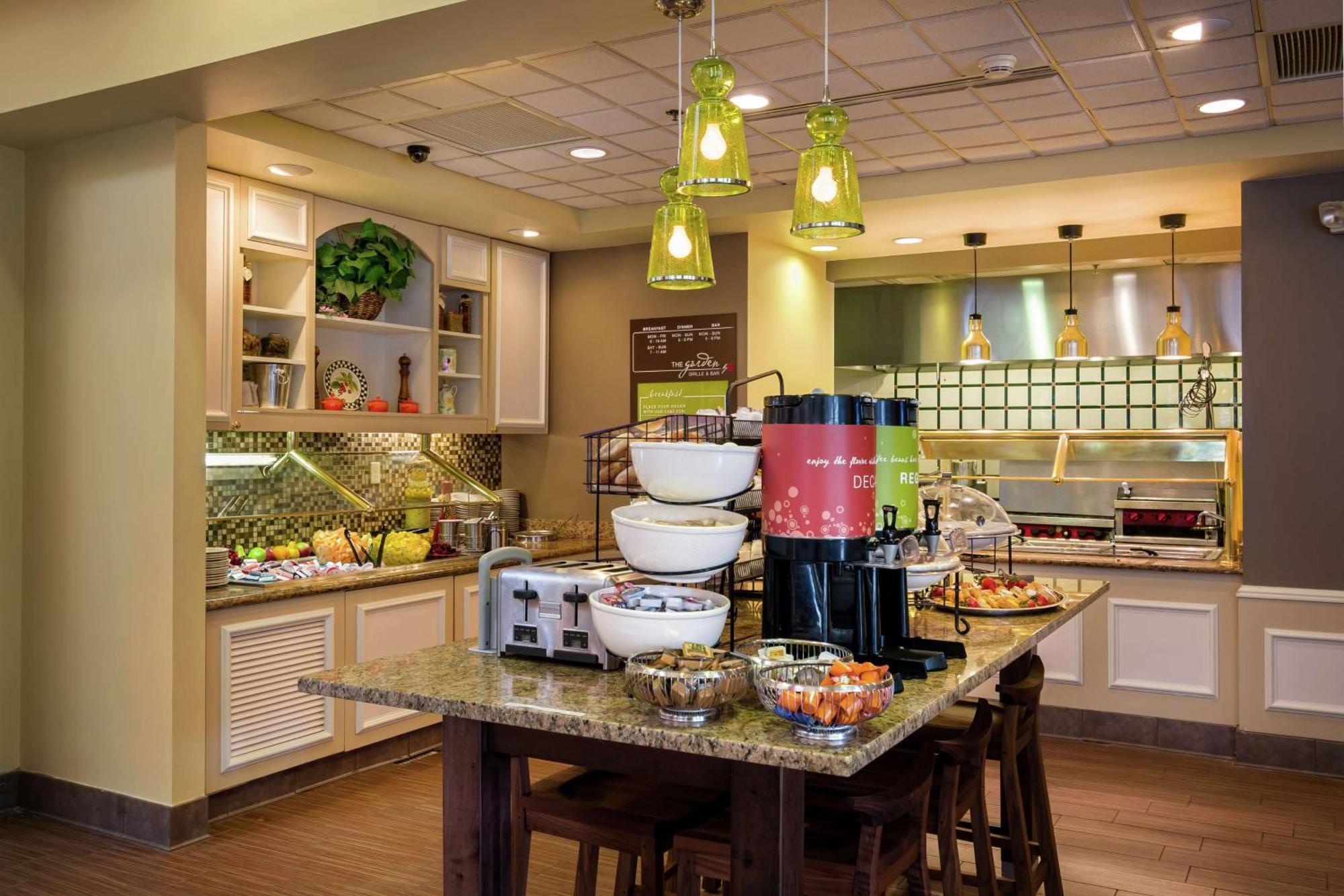 Hilton Garden Inn Newport News Bagian luar foto