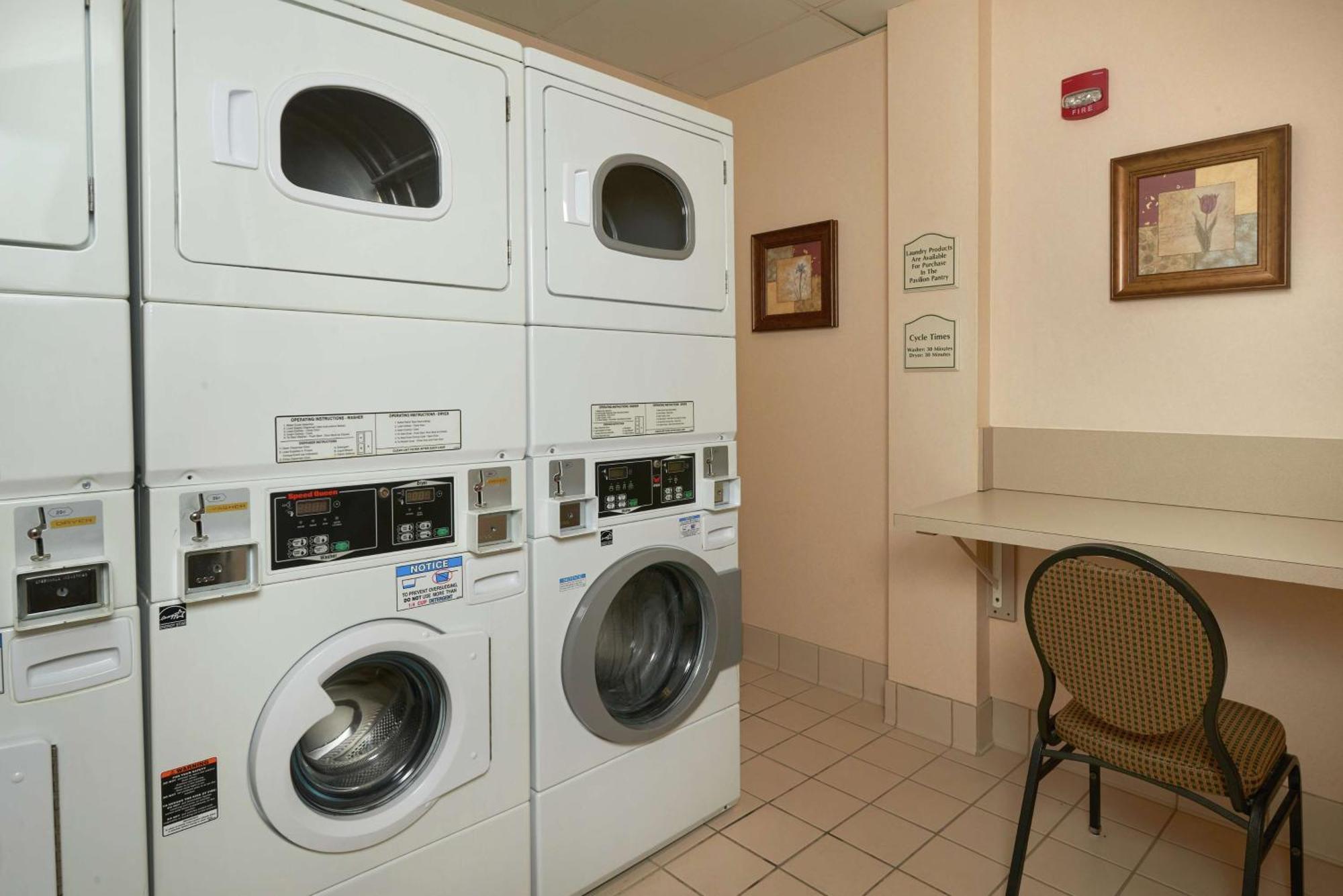 Hilton Garden Inn Newport News Bagian luar foto