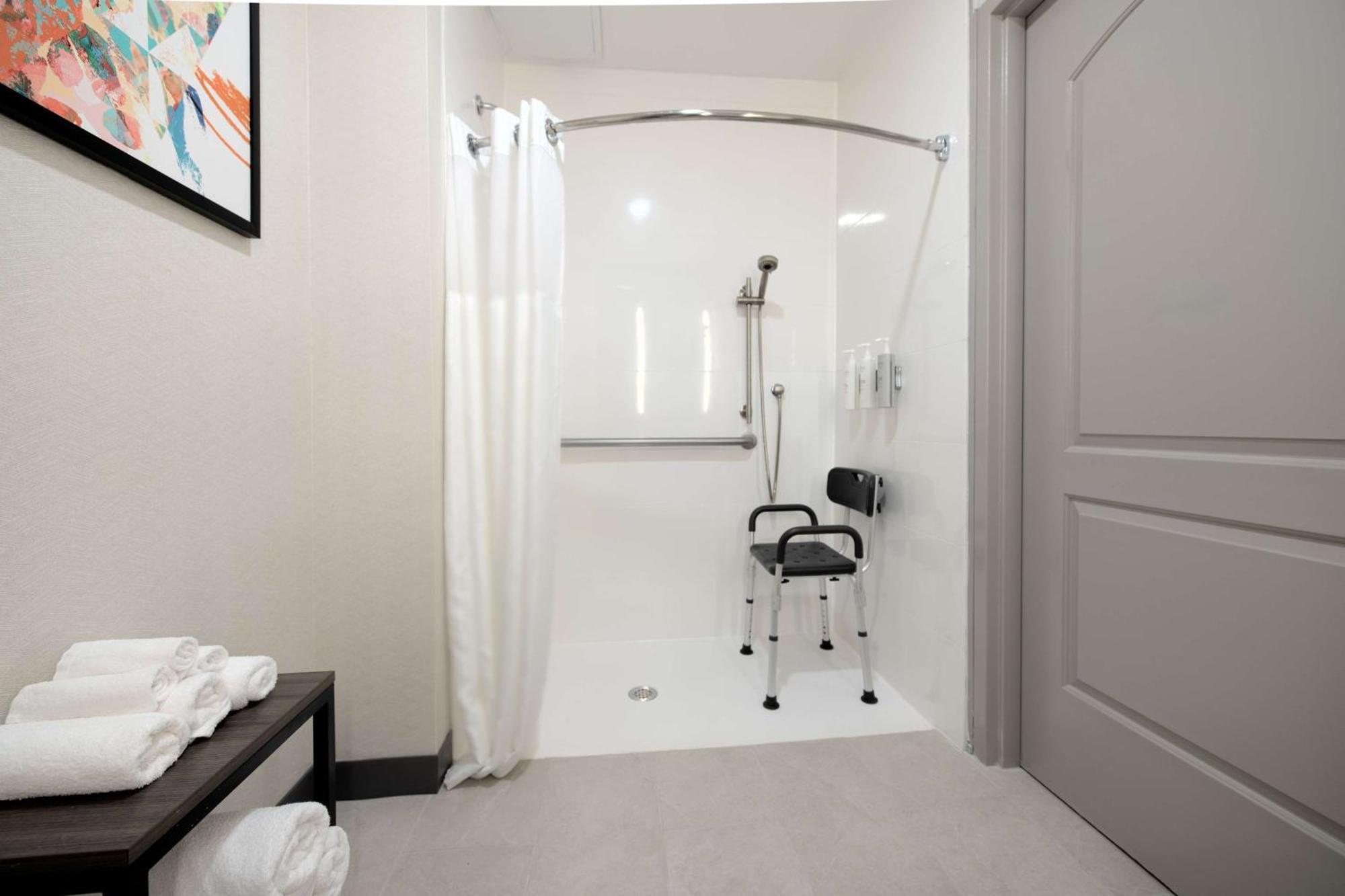 Hilton Garden Inn Newport News Bagian luar foto