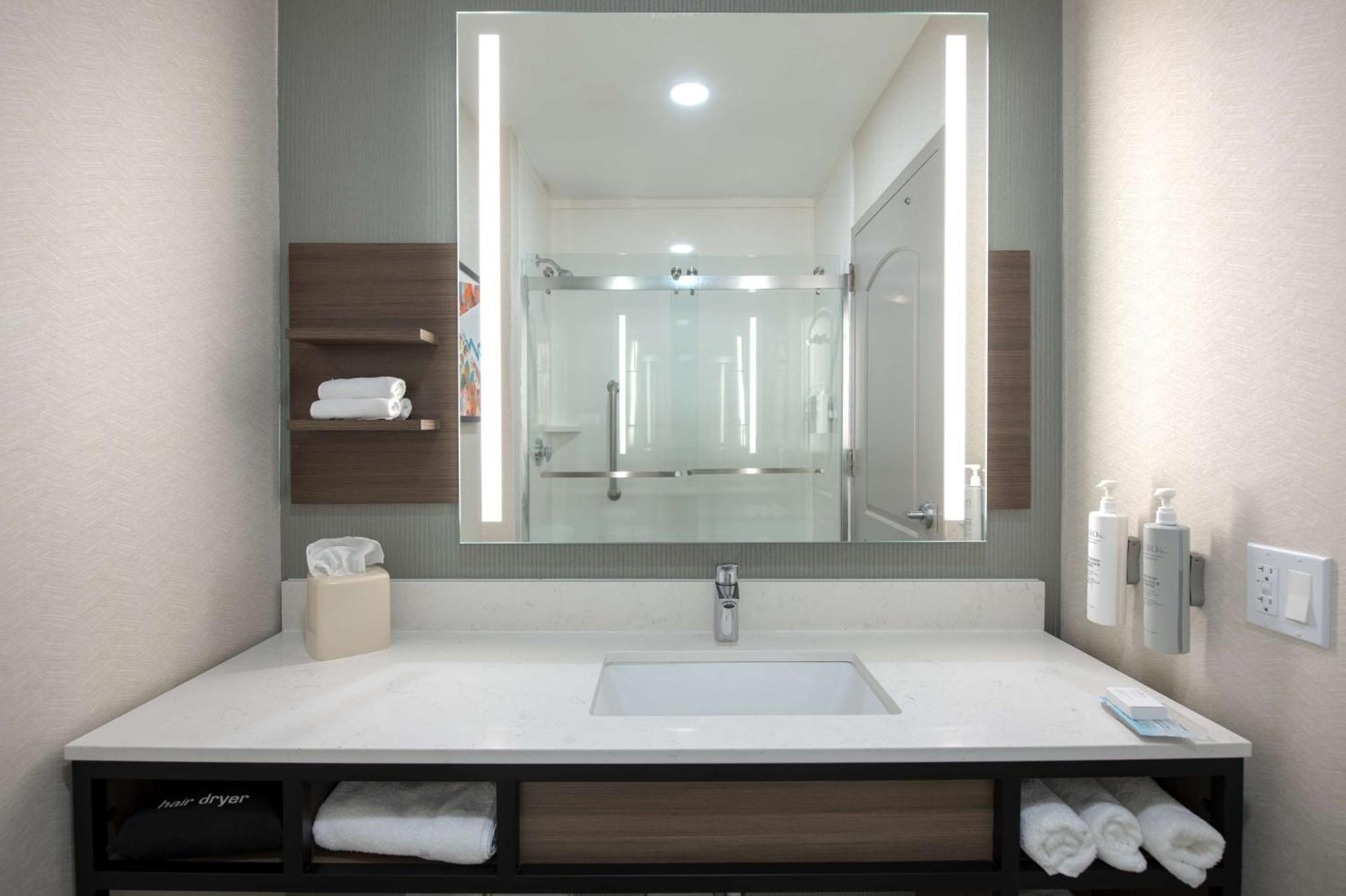 Hilton Garden Inn Newport News Bagian luar foto