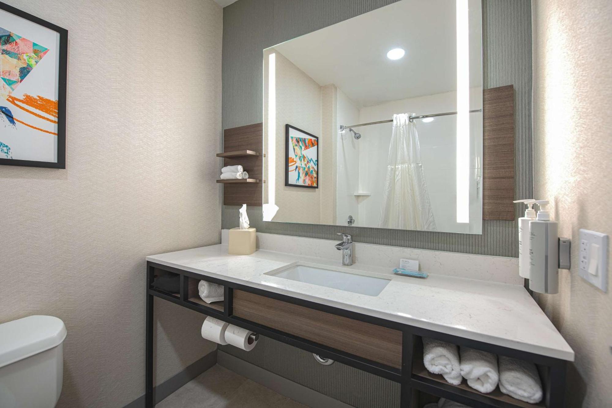 Hilton Garden Inn Newport News Bagian luar foto