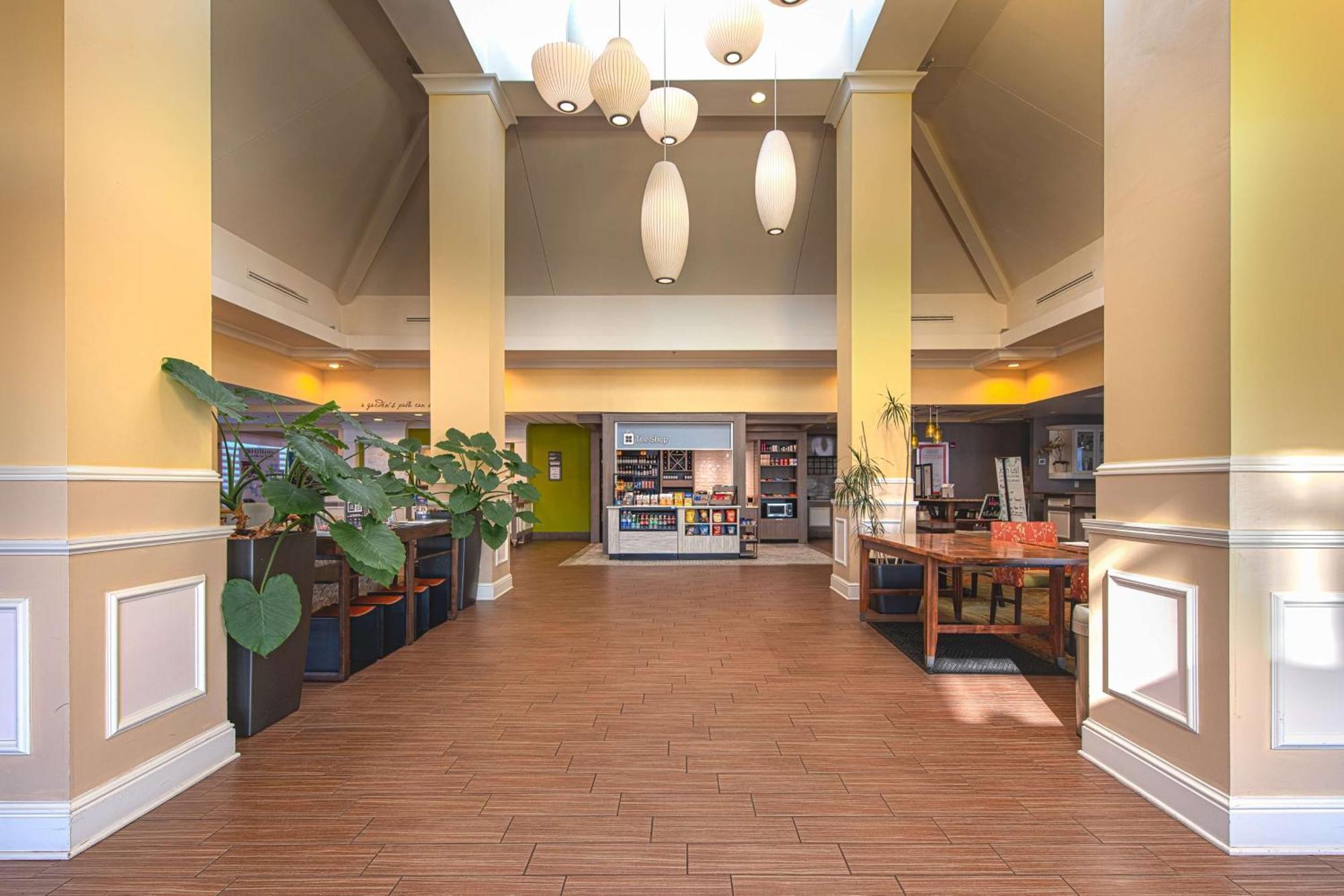 Hilton Garden Inn Newport News Bagian luar foto