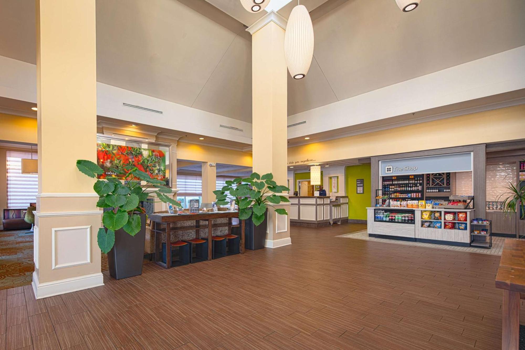 Hilton Garden Inn Newport News Bagian luar foto