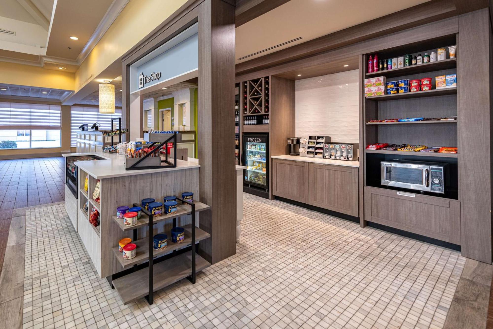 Hilton Garden Inn Newport News Bagian luar foto