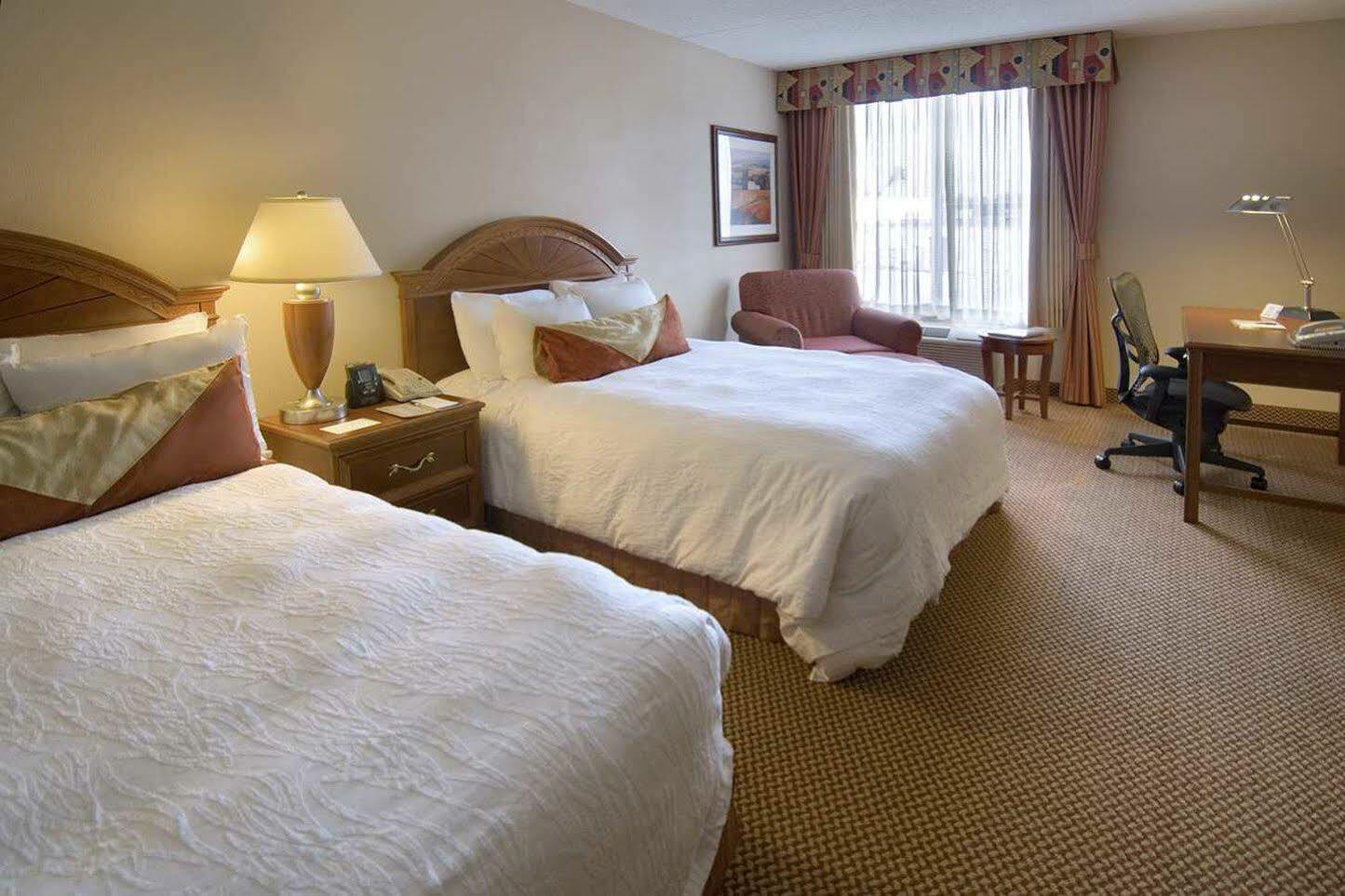 Hilton Garden Inn Newport News Bagian luar foto
